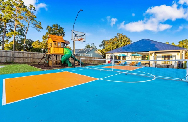 Welcome to "Emerald Oasis"! This brand new construction vacation rental boasts 5 bedrooms, 3 full bathrooms, and 1 half baths, accommodating up to 16 guests.