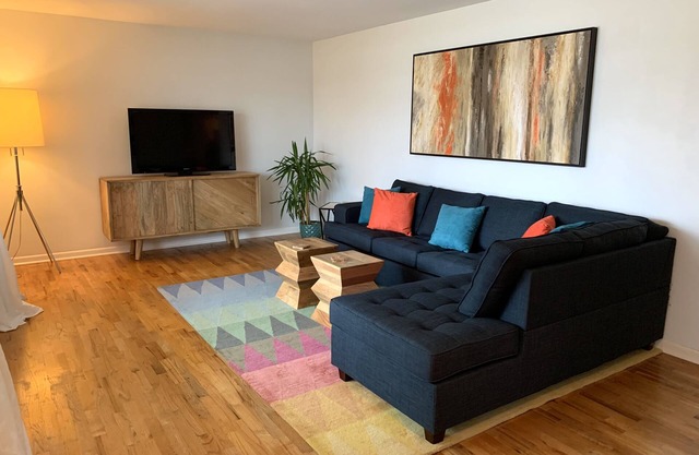 Welcome to Holiday House! Cozy, modern home 7 min. from the beach and wineries.