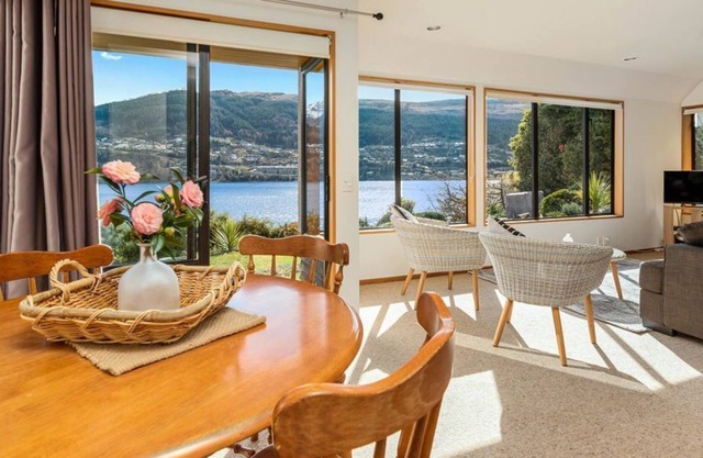 Lakefront Cottage Holiday 