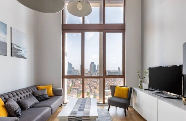 Welcome to our cool bright 1 bedroom loft condo situated close to Kanyon