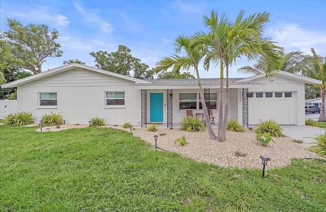 Welcome to Palm Paradise! A Serene and private 3-bedroom home close to beach!