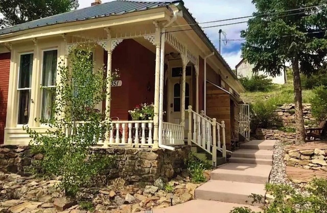 Welcome to Pembroke Cottage in Central City CO! 2 bed/1 bathnParking for 2 cars