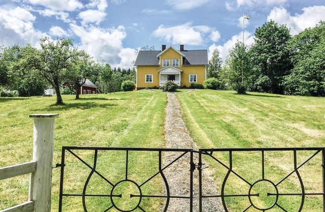 Welcome to Småland in this beautiful cottage where you can rent the first floor. The interior is ful