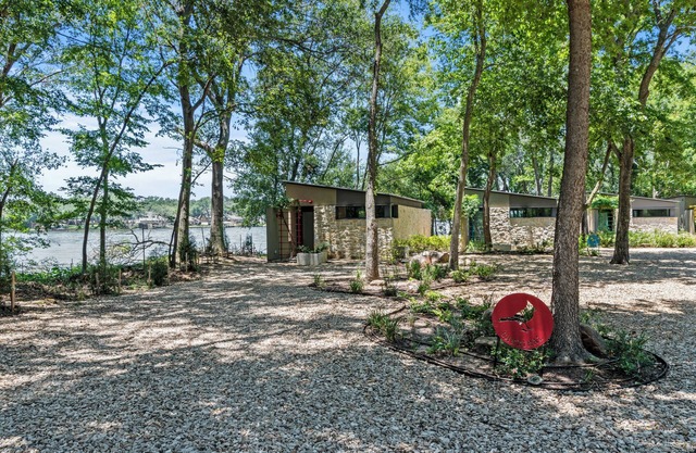 Welcome to The Cardinal Cottage at Sunrise Point 🌅 Escape to the serene beauty of Cedar Creek Lake in the Cardinal Cottage, where modern design meets nature's tranquility. Whether you're here to unwind, get active, or simply enjoy some epic l