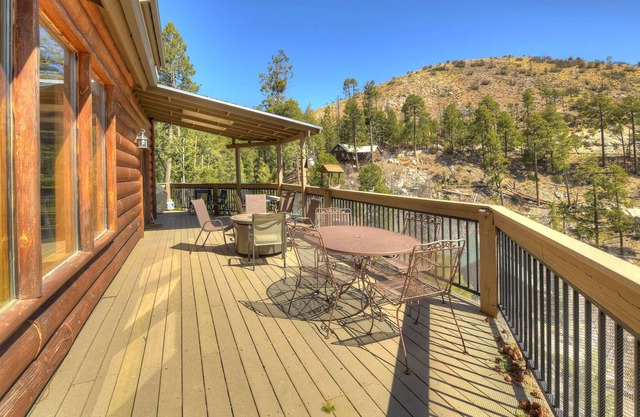 Welcome to The Getaway! Spacious cabin in Mt Lemmon Az