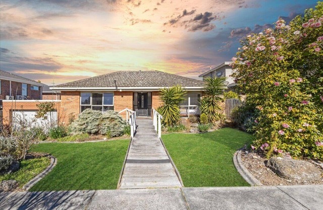 Welcome to your stylish retreat in the heart of Doncaster East!