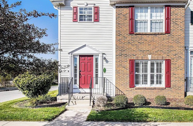 Welcoming 2-bedroom townhome in South Bend, short walk to Notre Dame!