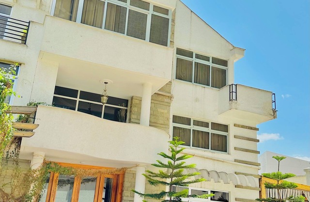 Welcoming cozy bed & breakfast with WiFi in vibrant Addis Ababa