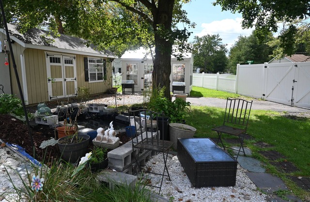 Welcoming house with one private bedroom and private entrance with bathroom