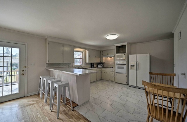 Welcoming Leland Home ~ 15 Miles to Beachfront!