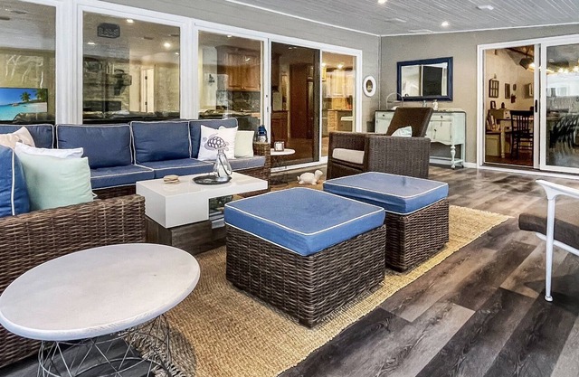 Well-appointed River home w/pool, screened porch, freestanding tub