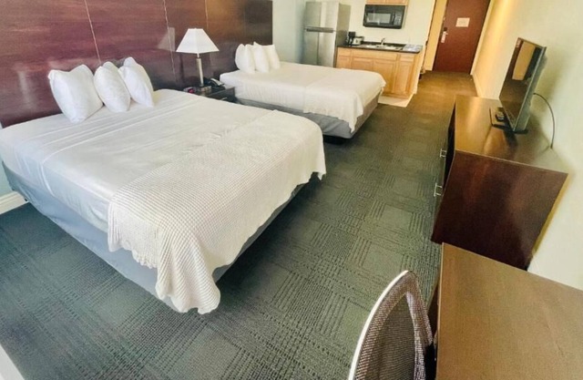 Well-Designed Hotel, 2 Beautiful Units, Pool, Minutes to Yorktown Country Club