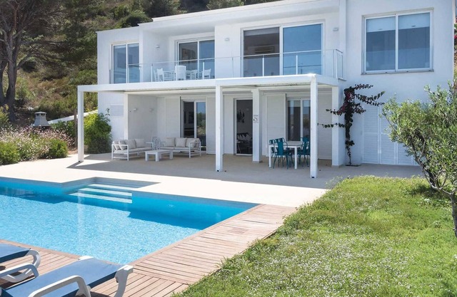 Well equipped villa with lovely gardens