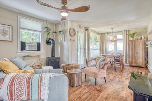 Well-equipped Lakeshore Getaway Hottubpdlboard