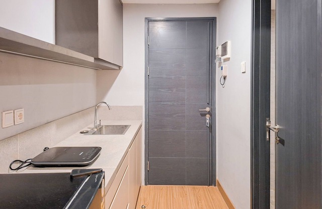 Well Furnished 1Br At Collins Boulevard Apartment