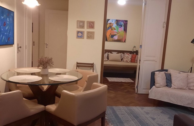 Well located Ipanema apartment, just 2 minutes from the beach, 2 bedrooms with garage