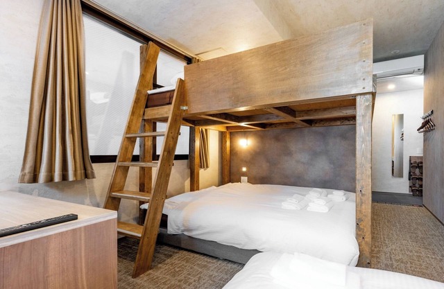 Well Stay Namba 5 person room 2 double beds/Osaka Ōsaka