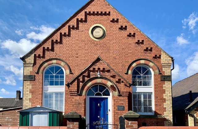 WESLEYAN HOUSE, pet friendly, character holiday cottage in Gobowen