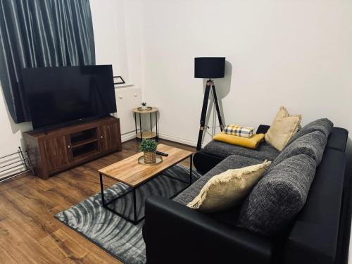 West House - by Eazystays