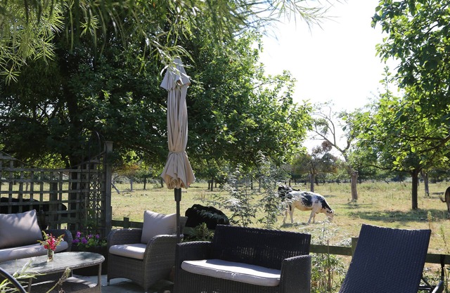 WEST MOOR COTTAGE ANNEX, romantic, with a garden in Martock