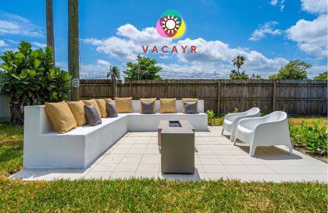 West Palm Beach-Pickleball, Basketball, Heated Pool, FirePit - SAME DAY BOOKINGS