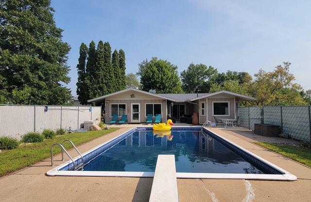 West Sioux Falls Retreat - private 3-bedroom acreage with heated pool