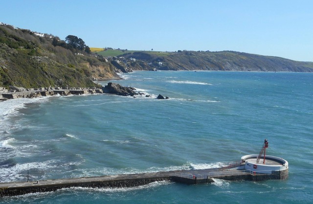 Westcliff maisonette right by the sea