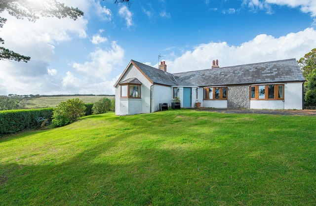 Westhills, Holiday Cottage Lydstep, Sleeps 7, 3 bedrooms, bathrooms