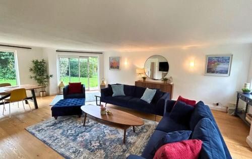 Weybridge Stunning Five Bedroom House With Garden