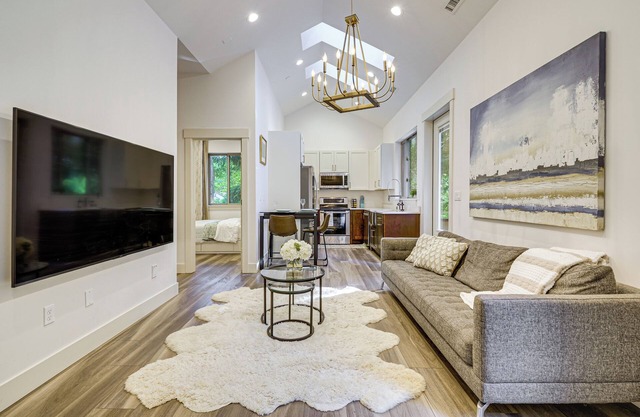 WFH-Friendly Gem w/Creek: 4 Mi to Sammamish Trail