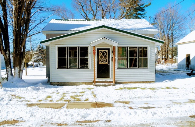 Where Woods Meet Water & SW Gateway to the Adirondack Park. n Ultimate abode
