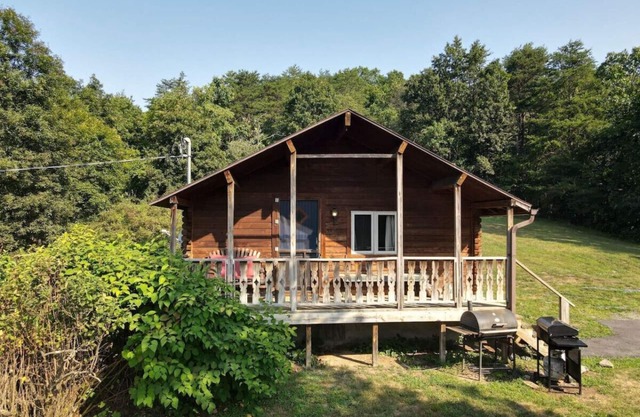 Whispering Hills - Secluded | Pets | Hot Tub | Wifi | Fire Pit | Screen Porch