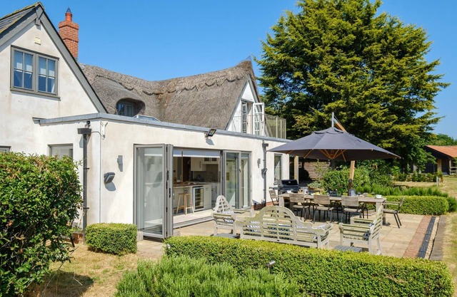 White Cottage, Iken - sleeps 4 guests in 2 bedrooms