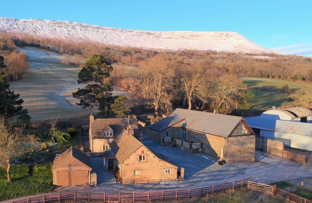 WHITE HAYWOOD BARN, pet friendly, with hot tub in Craswall