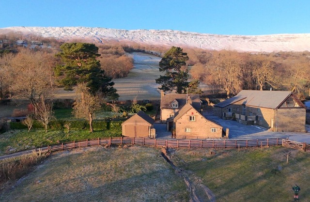 WHITE HAYWOOD FARMHOUSE, pet friendly, with hot tub in Craswall