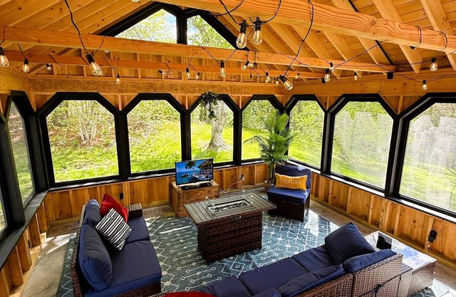 White Heat Retreat-The Black Bear House - 4 bedroom, 2 bath, sleeps 10