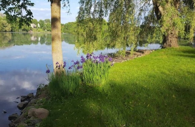 White House on the Mill Pond - kayak/walk downtown