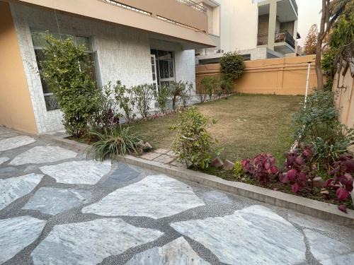 whole house one kanal, 6 Bedrooms