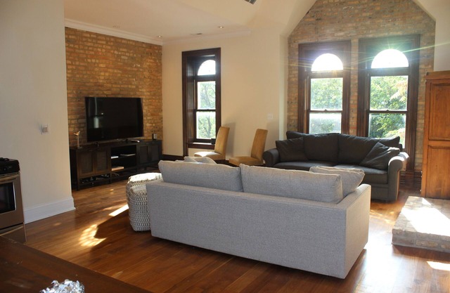 Wicker Park 3 Bedroom. Top floor Historic Greystone. Near Damen El Stop.