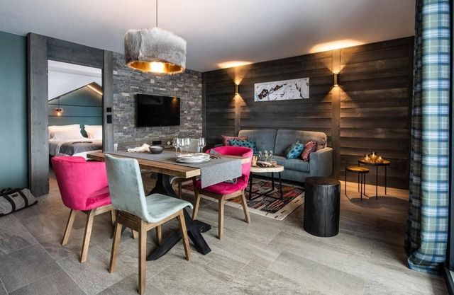 Wifi, fitness, swimming pool, sauna, hammam, balcony, fireplace or stove, tv, ski locker, 60m²