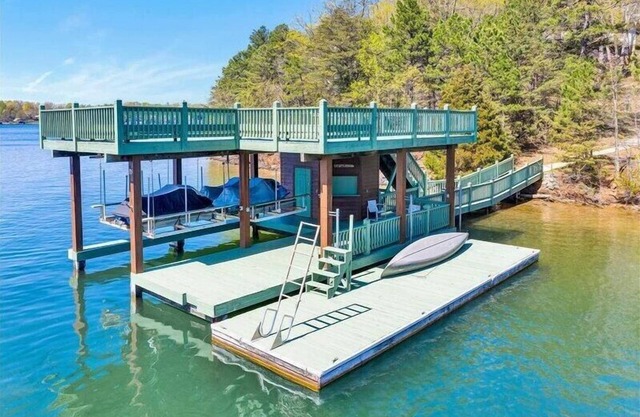 Wifi, Hot Tub, Pool Table, Sleeps 16! Private Retreat! Come Visit "Glendalough"!