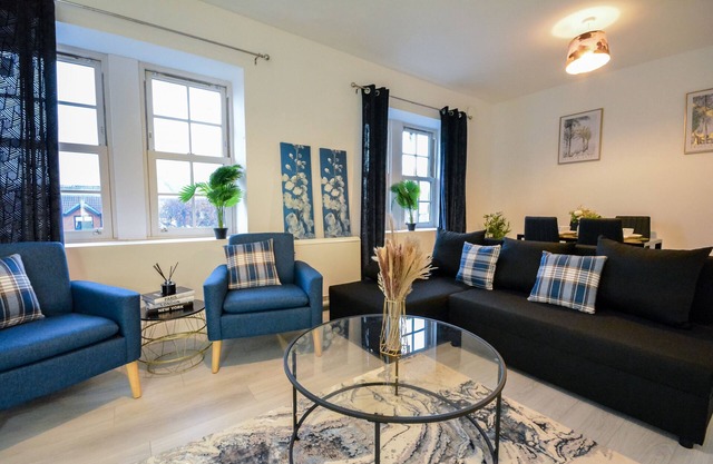 Wigan - Apartment - Sleeps 4 - Parking