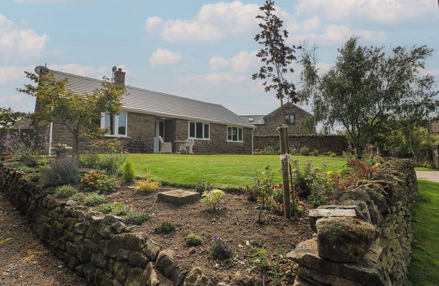 WIGLEY FARM HOUSE COTTAGE, pet friendly, with hot tub in Chesterfield
