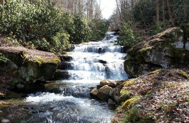 Wills Barn 2 Queen bedrooms - private 36-acre resort with 6 homes amazing waterfall