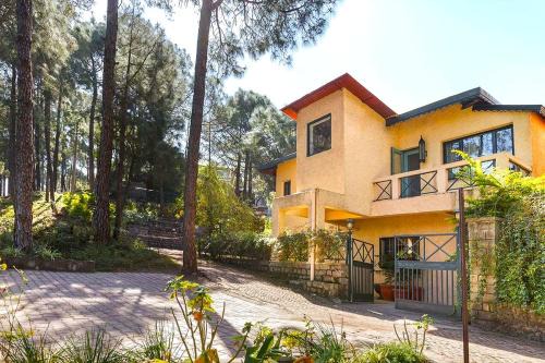 Wind Chimes by 'V Are Family' - Valley Views, BBQ, Patio - Serviced Villa!