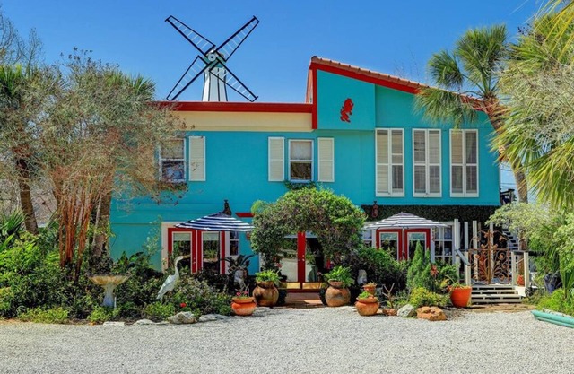 Windmill Gardens Inn "Penthouse" by Galveston Bay is a cozy tropical hideaway!