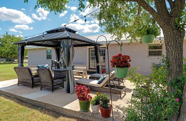 Windsong Haus, Fire pit, Large Yard, Full Kitchen!