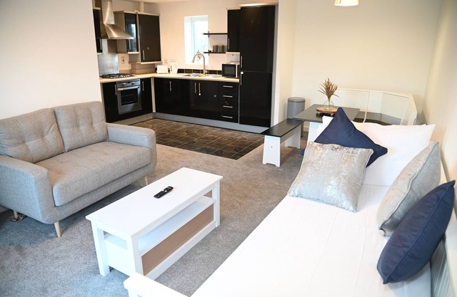 Windsor to Heathrow 2 Bedroom 2 Bath WiFi+Parking+Langley Elizabeth Line London