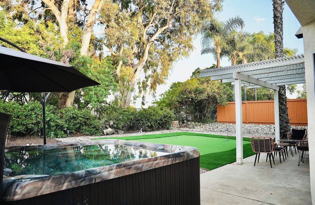 Wine Country Escape: Golf, Pool Table, Hot Tub & BBQ