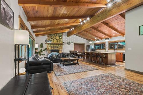 Winter Wonderland Cozy Cabin, Hot Tub, Fire pits, Close to White Pass